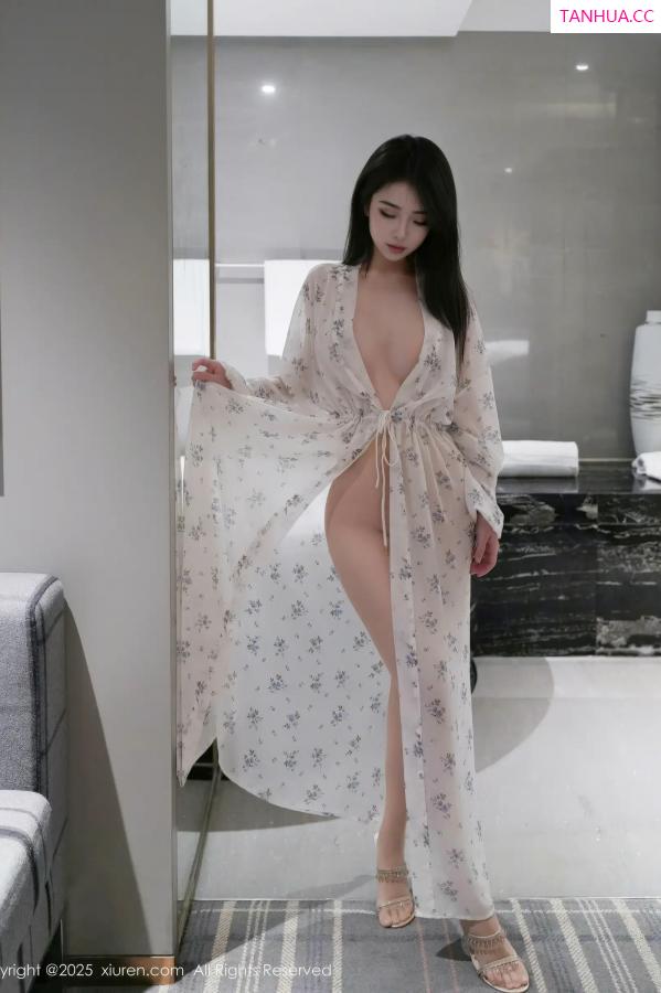   [XiuRen]高清写真图 2025.11.14 No.10988 烧烧小桃 性感长裙第25张图片